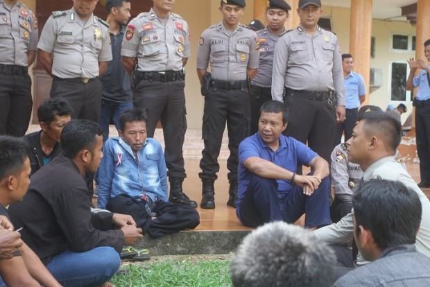 Bupati Tanjung Jabung Timur Romi Hariyanto menemui para pendemo beberapa waktu lalu di DPRD